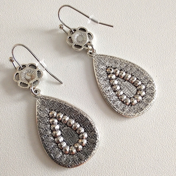 Earrings - Picture 5 of 7